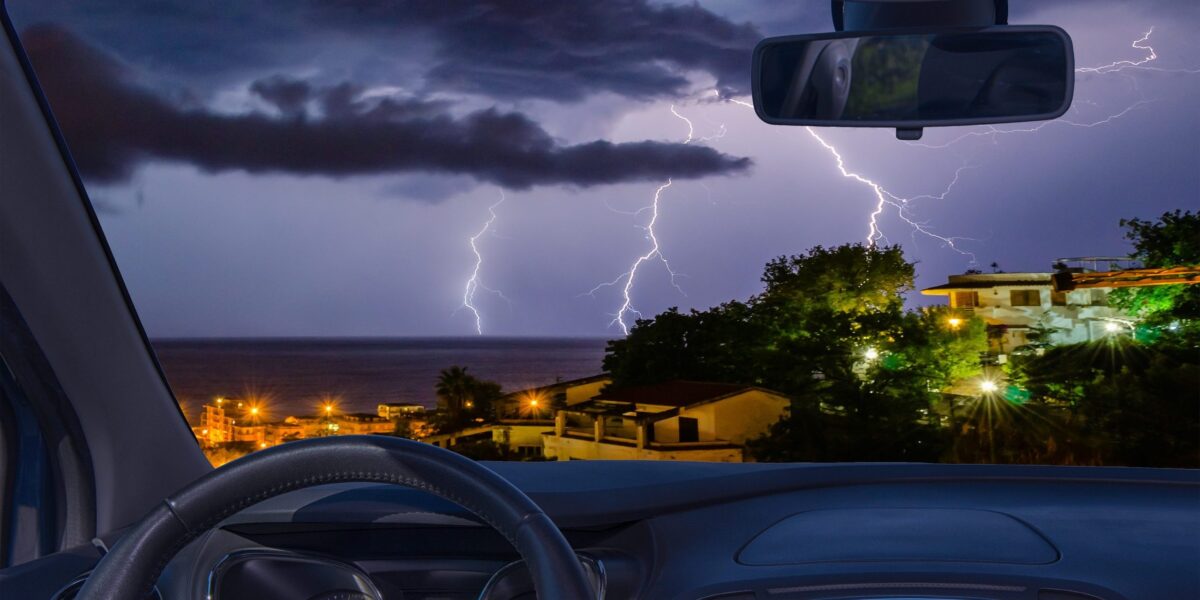 Blick durch Windschutzscheibe bei Gewitter