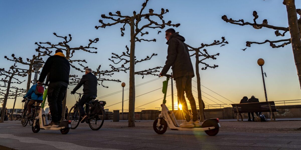 E-Scooter-Fahrer am Rhein in Düsseldorf