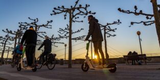 E-Scooter-Fahrer am Rhein in Düsseldorf