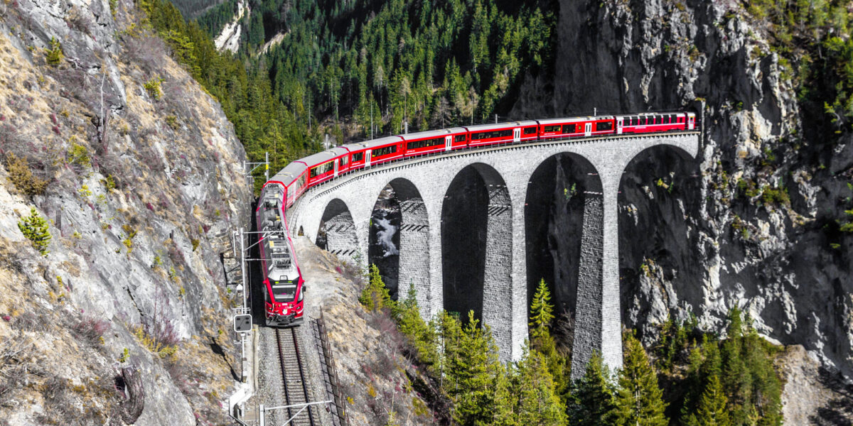Ein Zug verlässt den Landwassertunnel und fährt unmittelbar auf den Viadukt