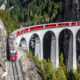 Ein Zug verlässt den Landwassertunnel und fährt unmittelbar auf den Viadukt