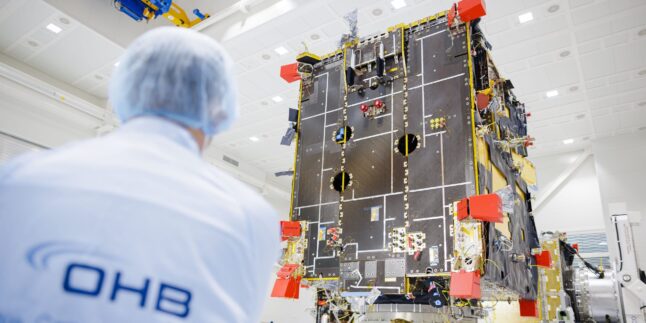 OHB aus Bremen baut bislang vor allem Unikate - wie den abgebildeten Wettersatelliten. In Zukunft will OHB eine große Zahl Bundeswehrsatelliten bauen.