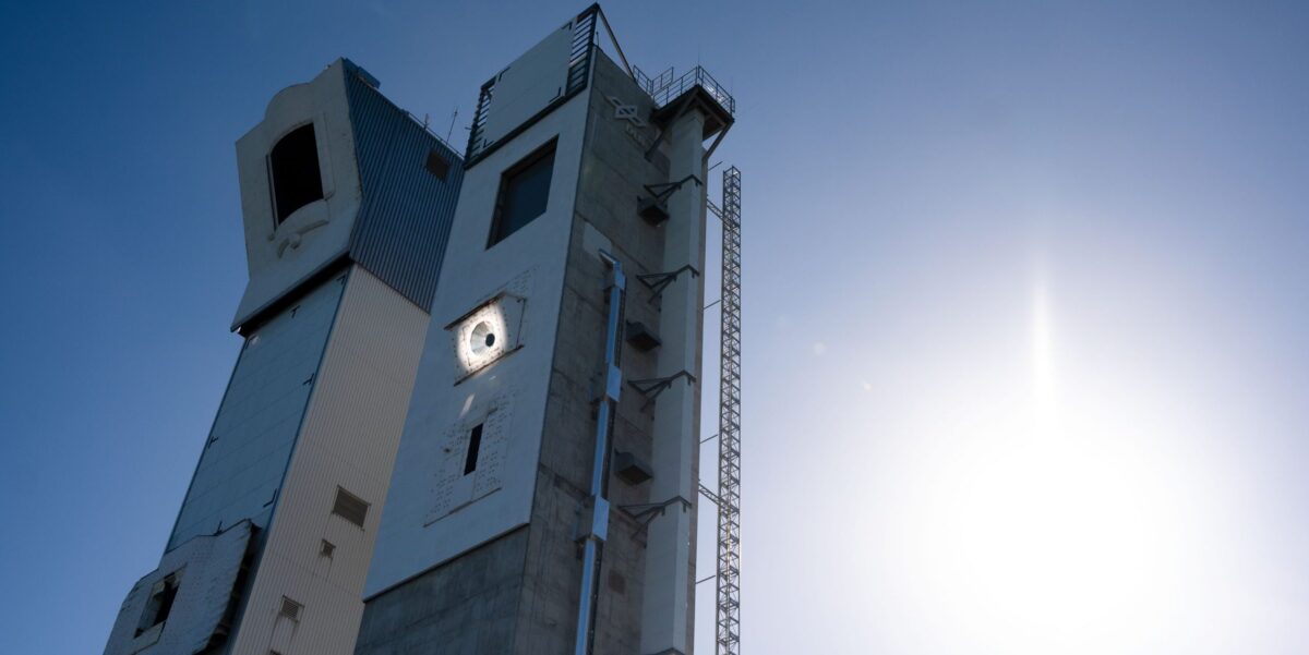 Solarturm der DLR-Versuchsanlage in Jülich: Über 2000 Spiegel bündeln das Sonnenlicht auf den Turm. Foto: picture alliance/dpa | Marius Becker