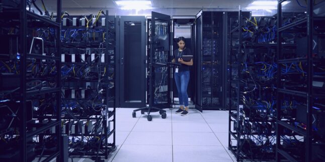 Technikerin arbeitet im Serverraum eines rechenzetnrums