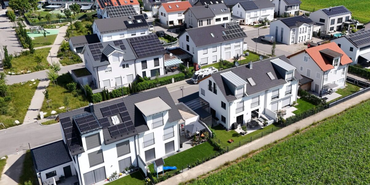 Luftaufnahme Siedlung mit Doppelhaushälften. Einige mit, eine ohne Solaranlagen auf dem Dach.