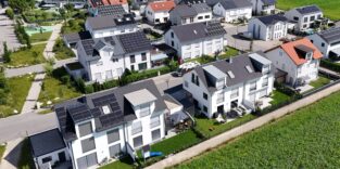 Luftaufnahme Siedlung mit Doppelhaushälften. Einige mit, eine ohne Solaranlagen auf dem Dach.