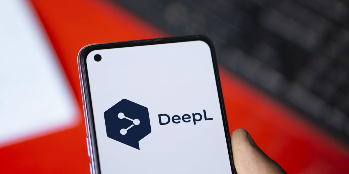 Smartphone mit DeepL-Logo