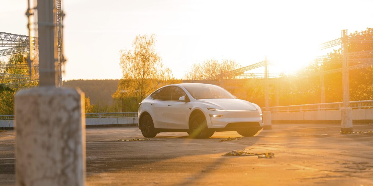 Weißes Auto in der Sonne