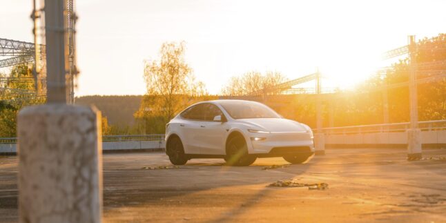 Weißes Auto in der Sonne