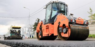 Walze verdichtet frischen Asphalt
