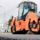 Walze verdichtet frischen Asphalt