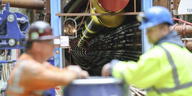 Tunnelröhre mit Gleisen