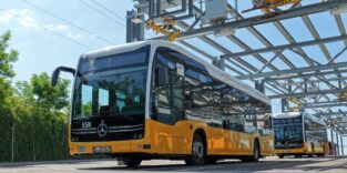 Gelber Elektrobus unter Oberleitung