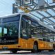 Gelber Elektrobus unter Oberleitung