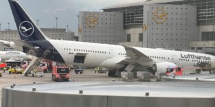 Eine Lufthansa-Maschine "Dreamliner " liegt auf dem Bug vor einem Terminal am Frankfurter Flughafen