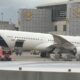 Eine Lufthansa-Maschine "Dreamliner " liegt auf dem Bug vor einem Terminal am Frankfurter Flughafen