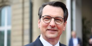 Mann mit Brille lächelt
