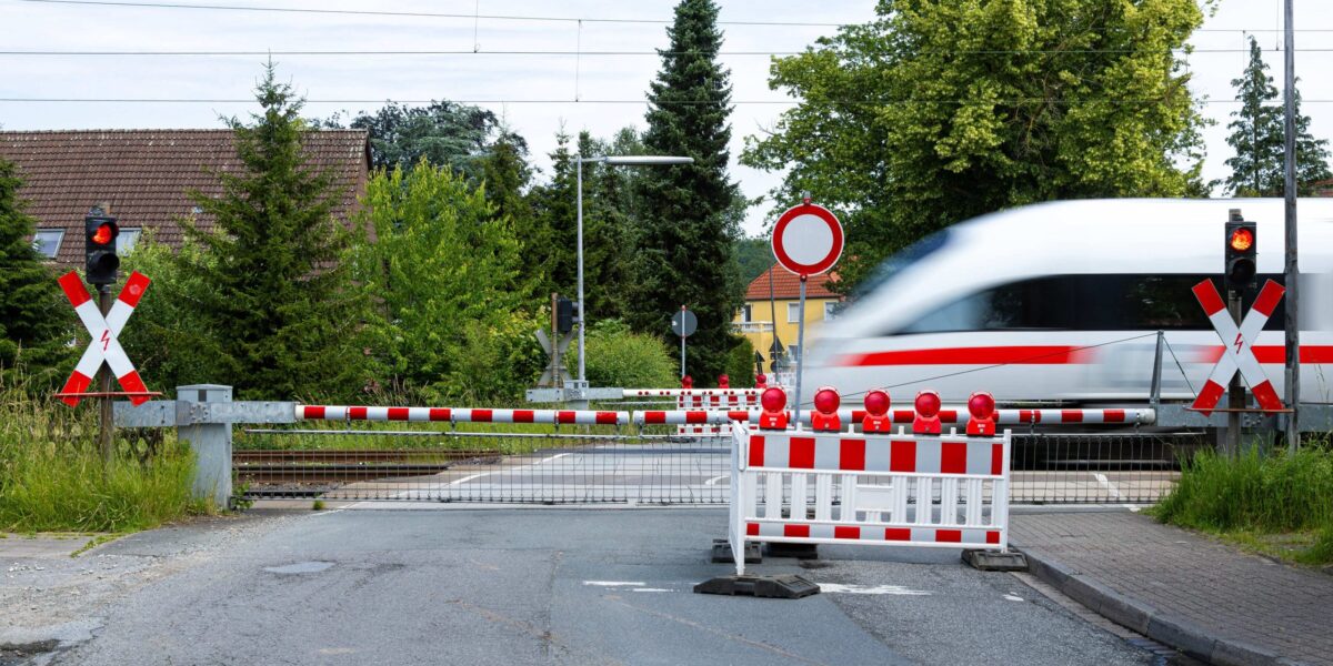 ICE passiert Bahnübergang