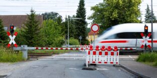 ICE passiert Bahnübergang