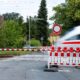 ICE passiert Bahnübergang