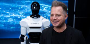 Nuera-CEO Reger vor einem humanoiden Roboter