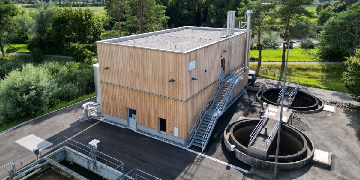 Die Energiezentrale des Wärmeverbunds Bischofszell auf dem Gelände der örtlichen ARA. Hier erfolgt die Einspeisung nachhaltig gewonnener Abwasserwärme ins kommunale Nahwärmenetz. ­Foto: EKT AG