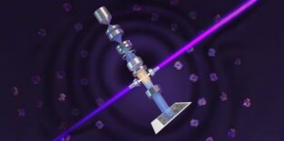 Ein Laser (violett) wird durch hochglanzpolierte Spiegel stark verstärkt und auf den Elektronenstrahl (blau) gebündelt