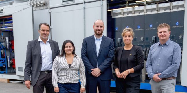 Fünf Personen vor Wasserstoffcontainer
