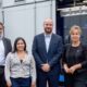 Fünf Personen vor Wasserstoffcontainer