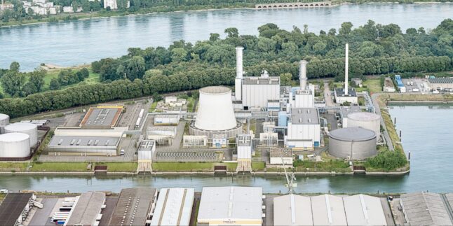 Luftaufnahme des RheinEnergie-Heizkraftwerks Köln-Niehl am Rhein mit Kühlturm, Schornsteinen und Hafenbecken – Standort der neuen Flusswasser-Wärmepumpe.