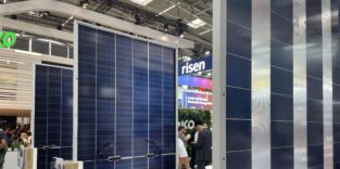 Senkrecht stehende Solarpanele