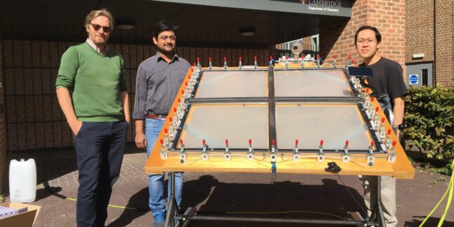 Reisner und sein Team vor dem solarbetriebenen Reaktor