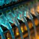 Nahaufnahme einer Reihe durchsichtiger RJ45-Netzwerkstecker, die in die Ports eines Switches gesteckt sind