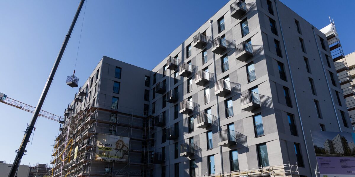Wohnungsneubau in Berlin mit Modulbauweise und nachträglich montierten Balkonen