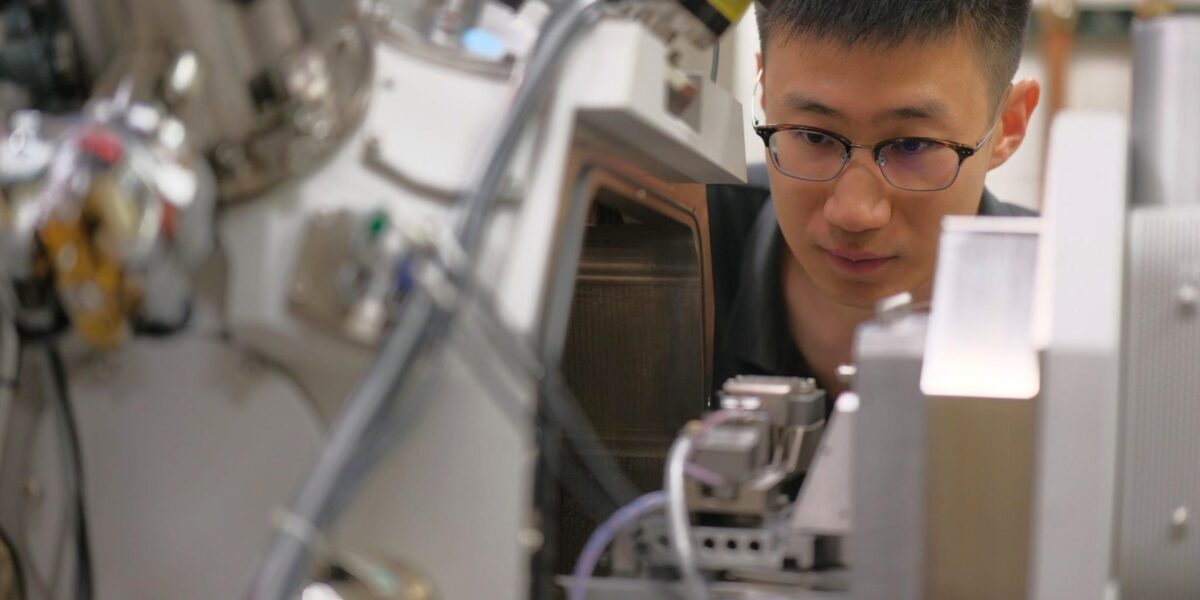 Ke Xu, Postdoktorand an der Purdue University, untersucht das Verformungsverhalten neu entwickelter Kobalt-Aluminium-Intermetallide direkt im Rasterelektronenmikroskop