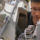 Ke Xu, Postdoktorand an der Purdue University, untersucht das Verformungsverhalten neu entwickelter Kobalt-Aluminium-Intermetallide direkt im Rasterelektronenmikroskop