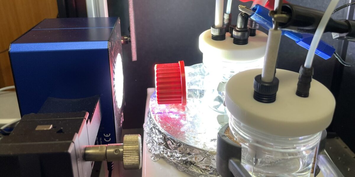 ein solarbetriebenes Katalysatormaterial, das die Energie eines einzelnen Photons nutzt, um Kohlendioxid zu reduzieren und gleichzeitig organische Abfälle zu oxidieren