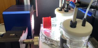ein solarbetriebenes Katalysatormaterial, das die Energie eines einzelnen Photons nutzt, um Kohlendioxid zu reduzieren und gleichzeitig organische Abfälle zu oxidieren