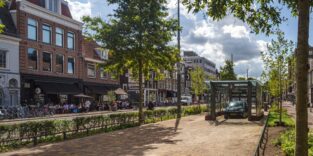 Eine von drei gläsernen Kabinen, die als Übergabepunkte für das im Untergrund befindliche Parksystem in Amsterdam dienen