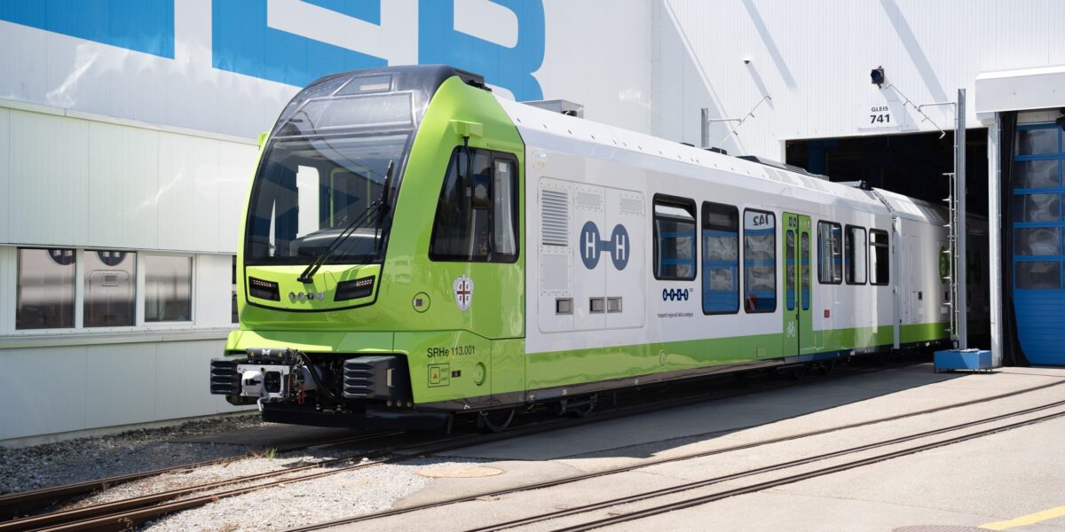Grüner Zug auf Schiene
