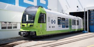 Grüner Zug auf Schiene