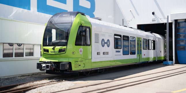 Grüner Zug auf Schiene