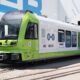 Grüner Zug auf Schiene