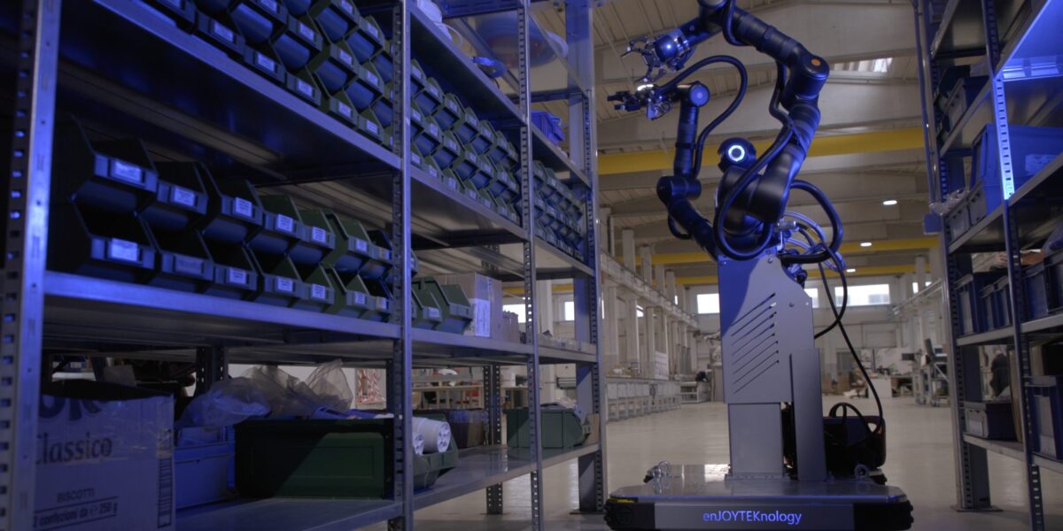 Mobiler Roboter mit Armen im Logistiklager