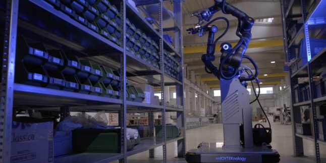 Mobiler Roboter mit Armen im Logistiklager