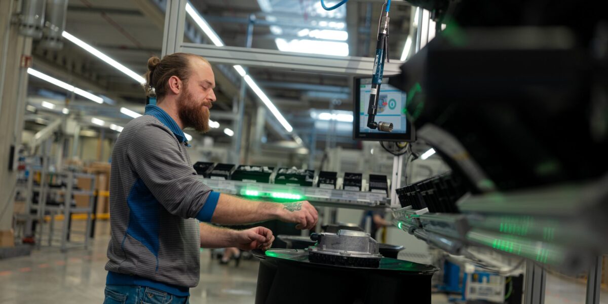 Mitarbeiter bei der Produktion von Ventilatoren