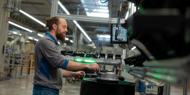 Mitarbeiter bei der Produktion von Ventilatoren