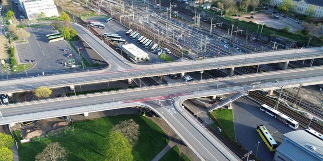Brückenmonitoring mit Schallemissionssensoren an einer Autobahnbrücke