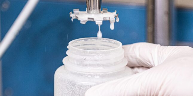 Milchige Flüssigkeit aus Keratinpulver und Wasser