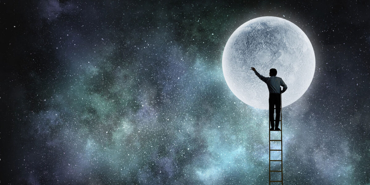 Der Griff nach dem Mond: Wann gesunder Leistungswille im Ingenieuralltag in toxische Überforderung umschlägt. Foto: Smarterpix / SergeyNivens